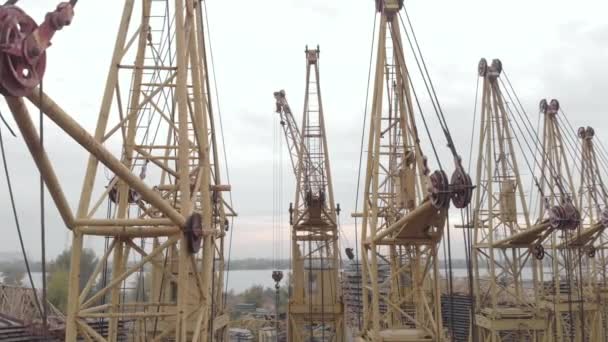 Deponie für Turmdrehkrane in Kiew, Ukraine. Luftaufnahme — Stockvideo
