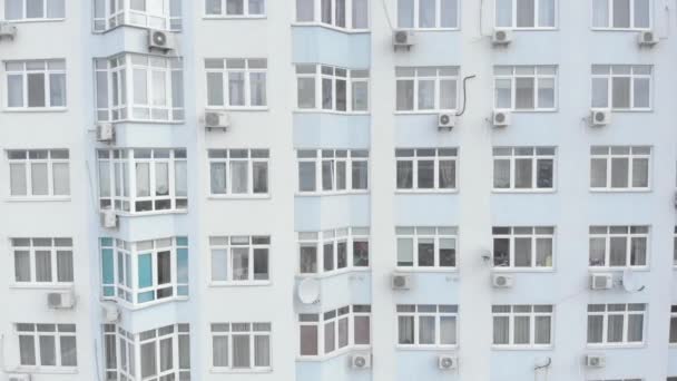 Багатоповерхова житлова будівля в Києві. Україна. Вид з повітря — стокове відео