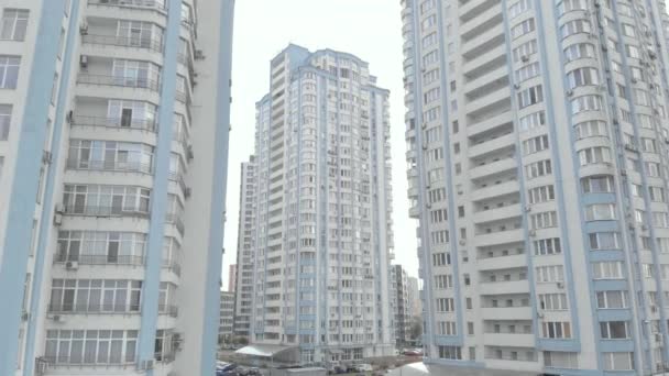 Többszintes lakóépület Kijevben. Ukrajnában. Légi felvétel — Stock videók