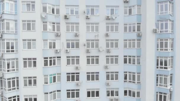 Многоэтажное жилое здание в Киеве. Украина. Вид с воздуха — стоковое видео