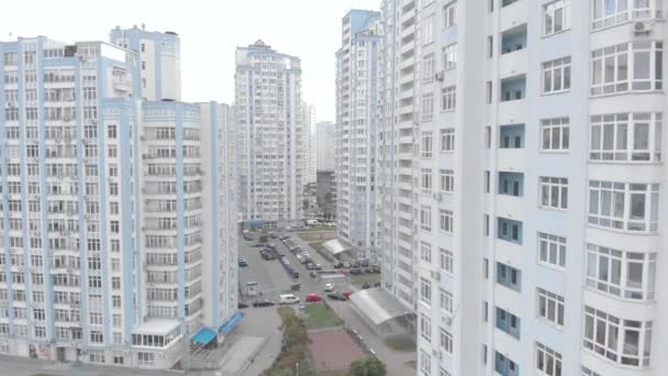Immeuble résidentiel de plusieurs étages à Kiev. Ukraine. Vue aérienne — Video