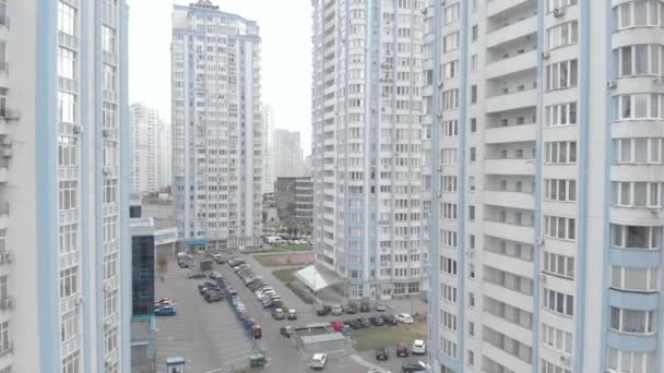 Immeuble résidentiel de plusieurs étages à Kiev. Ukraine. Vue aérienne — Video