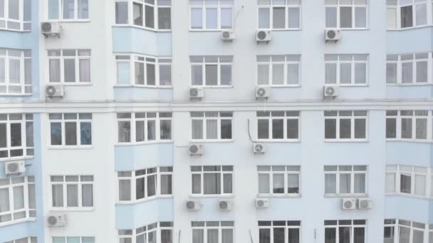 Wielokondygnacyjny budynek mieszkalny w Kijowie. Ukraina. Widok z lotu ptaka — Wideo stockowe