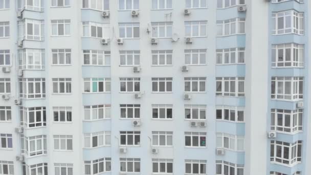 Vícepodlažní obytná budova v Kyjevě. Ukrajina. Letecký pohled — Stock video