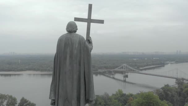 Denkmal für Wolodymyr den Großen. Kiew. Ukraine. Luftaufnahme — Stockvideo