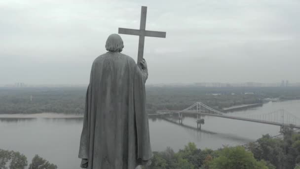 Monument voor Volodymyr de Grote. Kiev. Oekraïne. Luchtzicht — Stockvideo