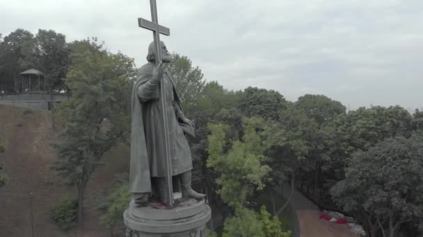 Denkmal für Wolodymyr den Großen. Kiew. Ukraine. Luftaufnahme — Stockvideo