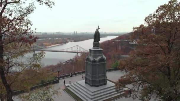 Monument voor Volodymyr de Grote. Kiev. Oekraïne. Luchtzicht — Stockvideo