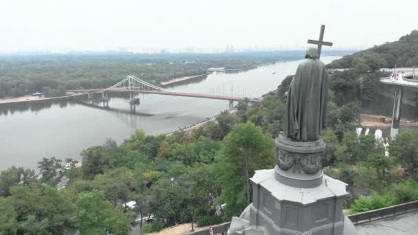 Памятник Владимиру Великому. Киев. Украина. Вид с воздуха — стоковое видео