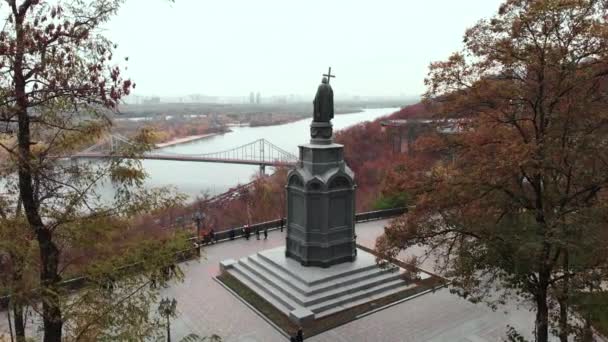 Monument voor Volodymyr de Grote. Kiev. Oekraïne. Luchtzicht — Stockvideo