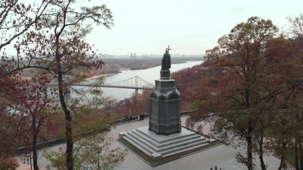 Monumento a Volodymyr, o Grande. Kiev. Ucrânia. Vista aérea — Vídeo de Stock