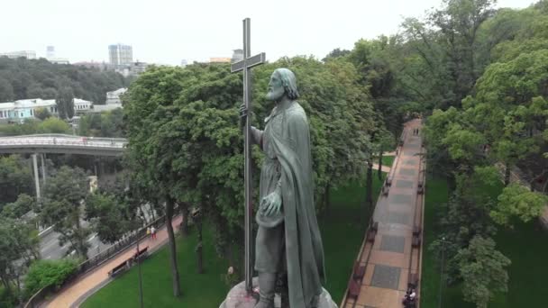 Monument voor Volodymyr de Grote. Kiev. Oekraïne. Luchtzicht — Stockvideo