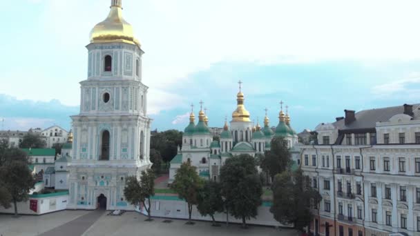 Софийский собор в Киеве, Украина. Вид с воздуха — стоковое видео