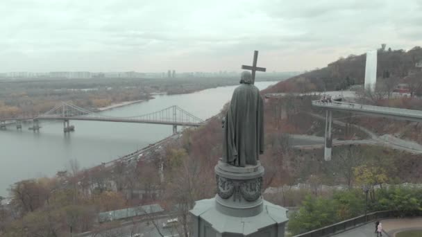 Monumento a Volodymyr, o Grande. Kiev. Ucrânia. Vista aérea — Vídeo de Stock