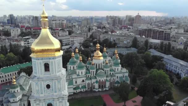 Софийский собор в Киеве, Украина. Вид с воздуха — стоковое видео