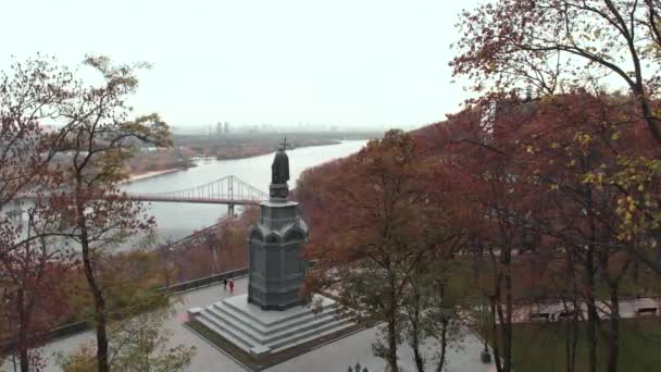 Monument voor Volodymyr de Grote. Kiev. Oekraïne. Luchtzicht — Stockvideo