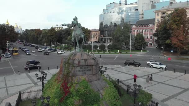 Памятник Богдану Хмельницкому в Киеве, Украина. Вид с воздуха — стоковое видео