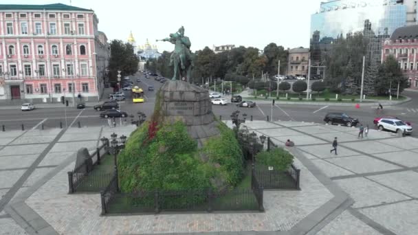 Monument voor Bogdan Khmelnitsky in Kiev, Oekraïne. Luchtzicht — Stockvideo