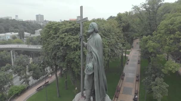 Monument voor Volodymyr de Grote. Kiev. Oekraïne. Luchtzicht — Stockvideo