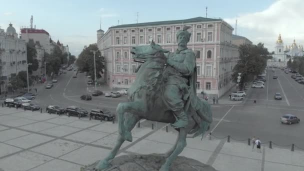 Denkmal für Bogdan Chmelnizki in Kiew, Ukraine. Luftaufnahme — Stockvideo