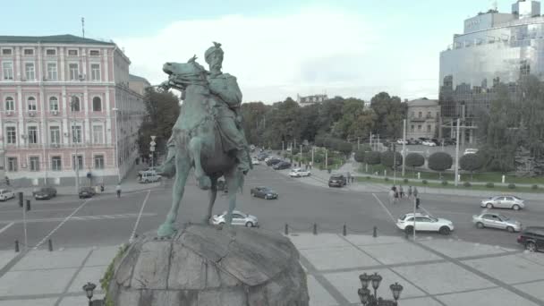 Monumento a Bogdan Khmelnitsky en Kiev, Ucrania. Vista aérea — Vídeos de Stock