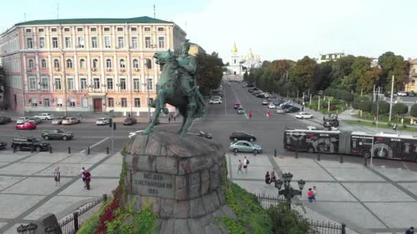 Památník Bogdana Khmelnického v Kyjevě na Ukrajině. Letecký pohled — Stock video