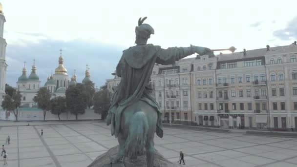Ukrayna, Kyiv 'deki Bogdan Khmelnitsky anıtı. Hava görünümü — Stok video