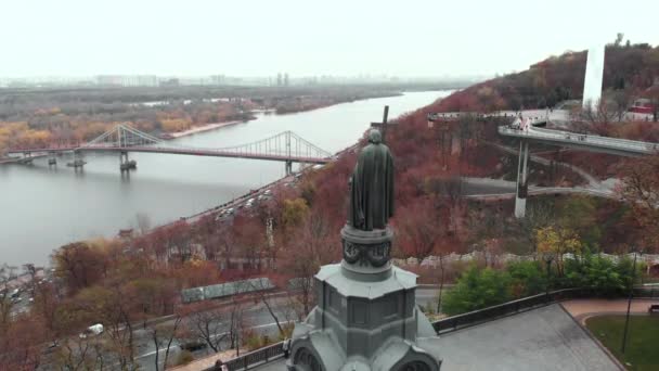 Памятник Владимиру Великому. Киев. Украина. Вид с воздуха — стоковое видео