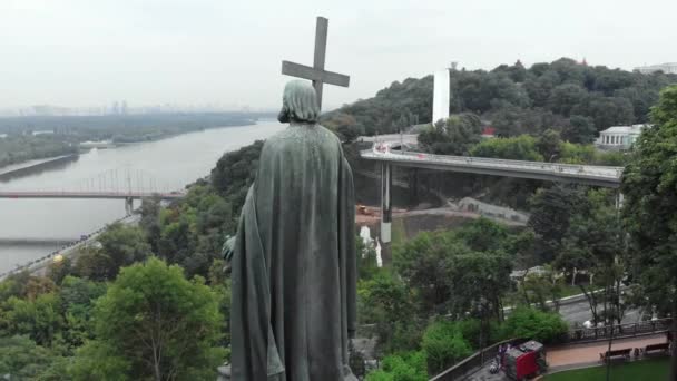 Monument voor Volodymyr de Grote. Kiev. Oekraïne. Luchtzicht — Stockvideo