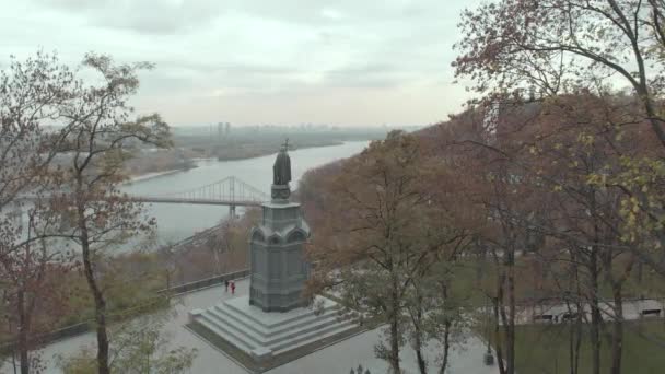 Monument voor Volodymyr de Grote. Kiev. Oekraïne. Luchtzicht — Stockvideo