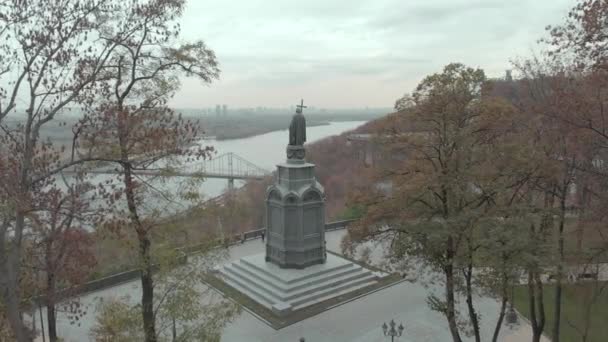 Monument voor Volodymyr de Grote. Kiev. Oekraïne. Luchtzicht — Stockvideo
