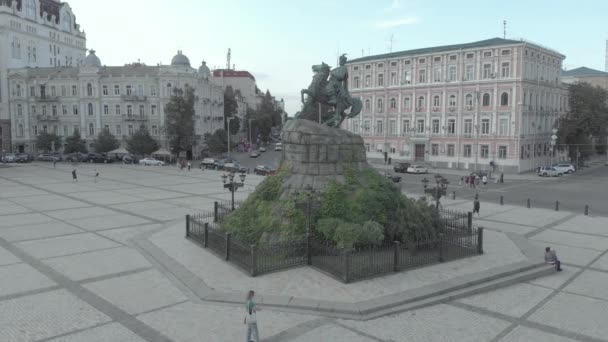 Monument voor Bogdan Khmelnitsky in Kiev, Oekraïne. Luchtzicht — Stockvideo