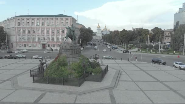 Monument voor Bogdan Khmelnitsky in Kiev, Oekraïne. Luchtzicht — Stockvideo