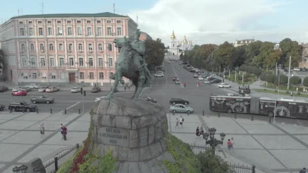 Monument voor Bogdan Khmelnitsky in Kiev, Oekraïne. Luchtzicht — Stockvideo