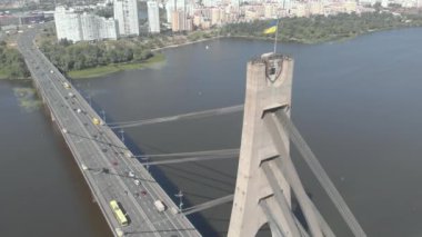 Dnipro nehrinin üzerinde kuzey köprüsü. Kyiv, Ukrayna. Hava görünümü