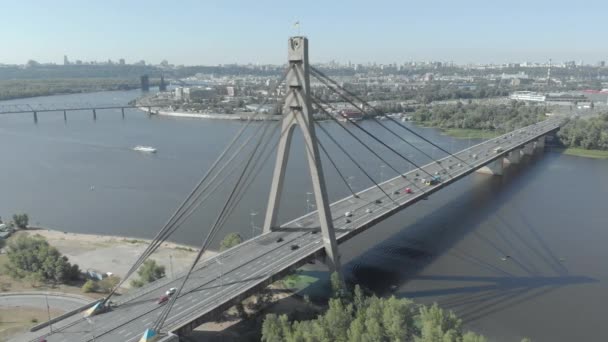 Північний міст через річку Дніпро. Київ, Україна. Вид з повітря — стокове відео