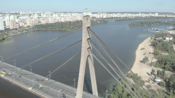 Noordbrug over de Dnipro rivier. Kiev, Oekraïne. Luchtzicht — Stockvideo