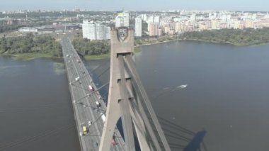 Dnipro nehrinin üzerinde kuzey köprüsü. Kyiv, Ukrayna. Hava görünümü