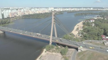 Dnipro nehrinin üzerinde kuzey köprüsü. Kyiv, Ukrayna. Hava görünümü