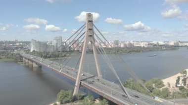 Dnipro nehrinin üzerinde kuzey köprüsü. Kyiv, Ukrayna. Hava görünümü