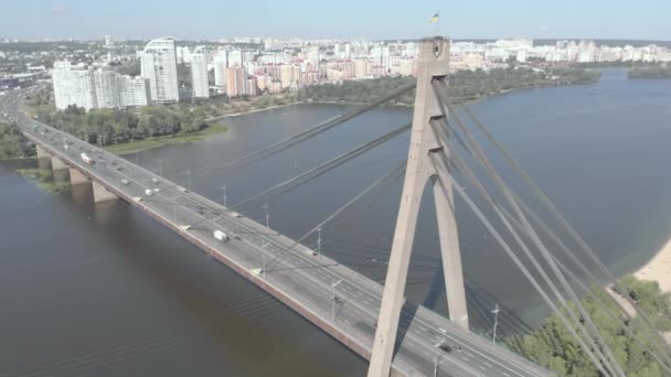 드네프르강을 가로지르는 북쪽 다리. 우크라이나, 키예프. 공중에서 본 광경 — 비디오