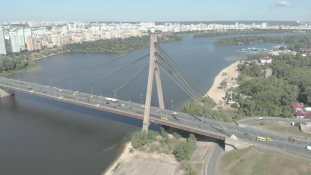 Ponte norte sobre o rio Dnipro. Kiev, Ucrânia. Vista aérea — Vídeo de Stock