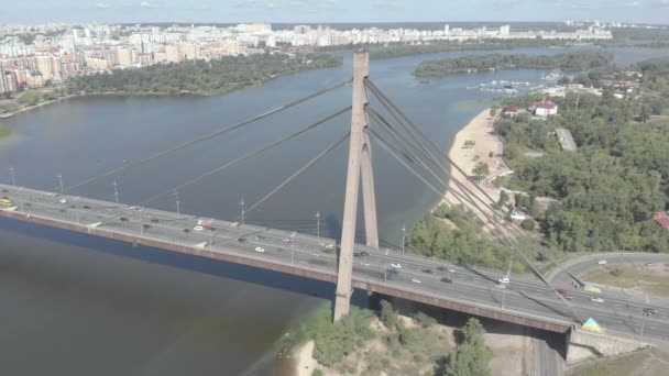 Noordbrug over de Dnipro rivier. Kiev, Oekraïne. Luchtzicht — Stockvideo