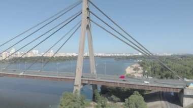 Dnipro nehrinin üzerinde kuzey köprüsü. Kyiv, Ukrayna. Hava görünümü
