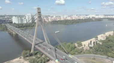 Dnipro nehrinin üzerinde kuzey köprüsü. Kyiv, Ukrayna. Hava görünümü