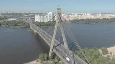 Dnipro nehrinin üzerinde kuzey köprüsü. Kyiv, Ukrayna. Hava görünümü