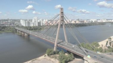 Dnipro nehrinin üzerinde kuzey köprüsü. Kyiv, Ukrayna. Hava görünümü