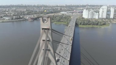 Dnipro nehrinin üzerinde kuzey köprüsü. Kyiv, Ukrayna. Hava görünümü