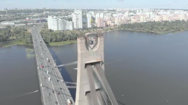 Dnipro nehrinin üzerinde kuzey köprüsü. Kyiv, Ukrayna. Hava görünümü
