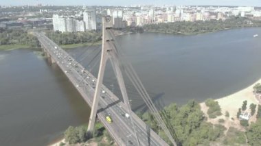 Dnipro nehrinin üzerinde kuzey köprüsü. Kyiv, Ukrayna. Hava görünümü